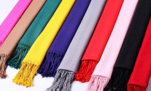 انتخاب شال و روسری با طرح‌های شلوغ یا ساده